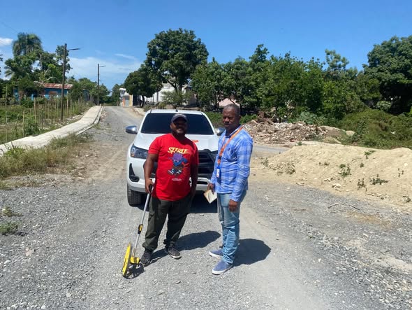 Ministerio de Obras Públicas, en coordinación con la Alcaldía Municipal, realizó una visita a nuestro municipio para llevar a cabo el levantamiento correspondiente al proyecto de asfaltado de las calles de la cañada de Enrique y del sector Villa Andrea.